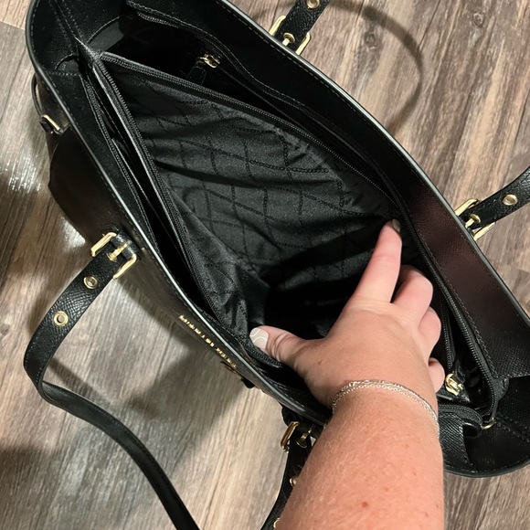 Michael lots large voyager tote - Picture 2 of 4